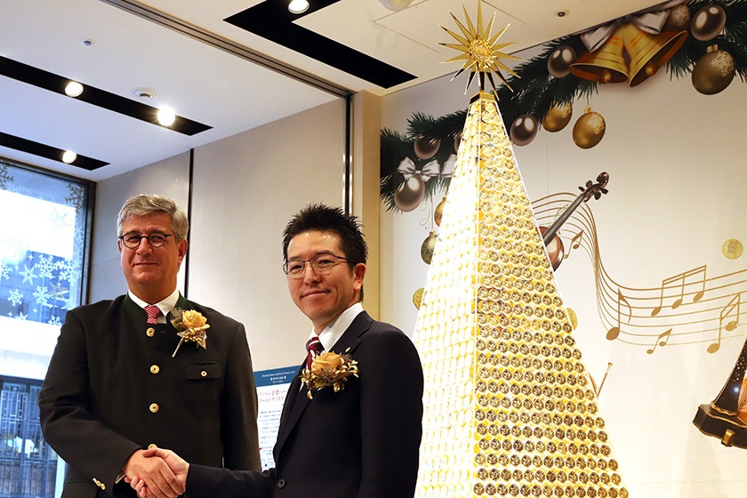 黄金圣诞树亮相日本银座商场 总价值超2千万
