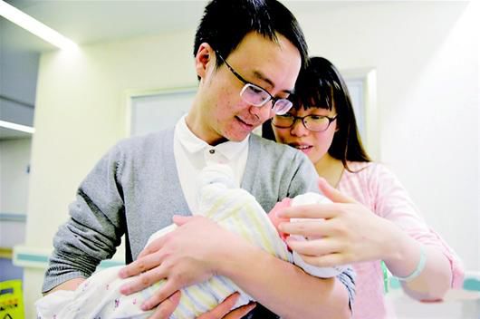 首例 试管婴儿升级当爹  自然生育女儿