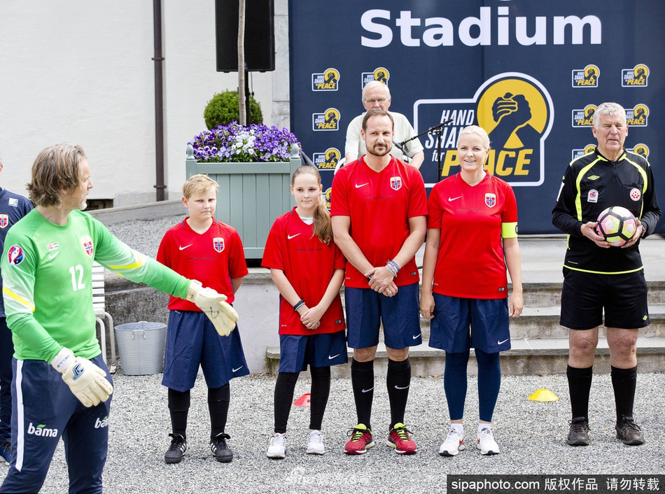 挪威王室成员参加足球友谊赛