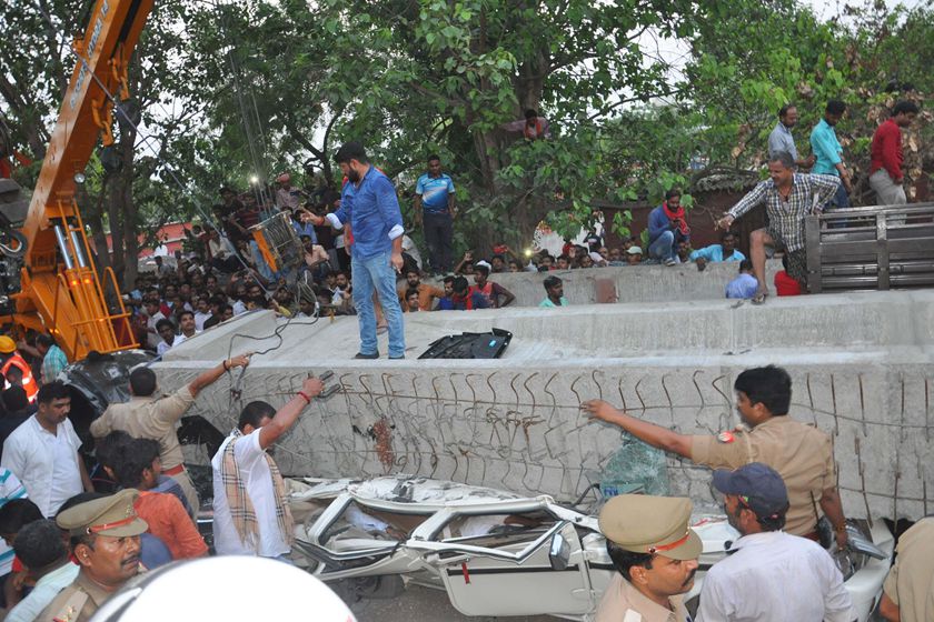 印度火车站一在建天桥倒塌 造成16人死多人被