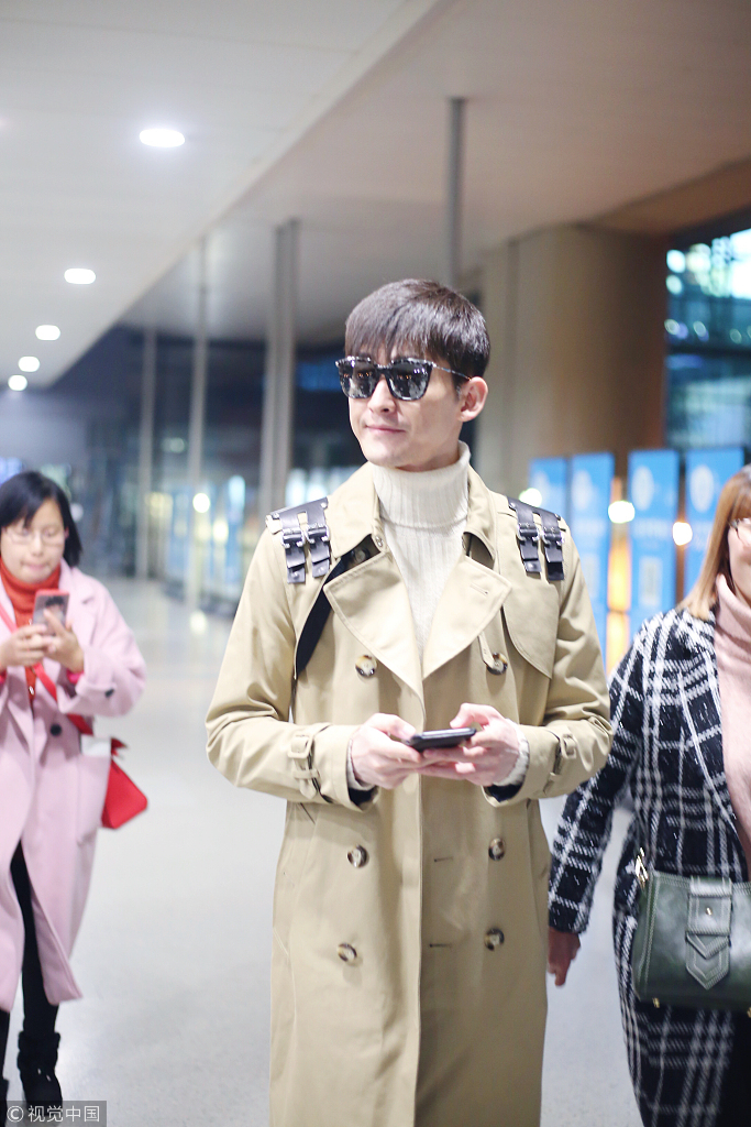 张翰穿长款风衣现身机场 霸道总裁范十足