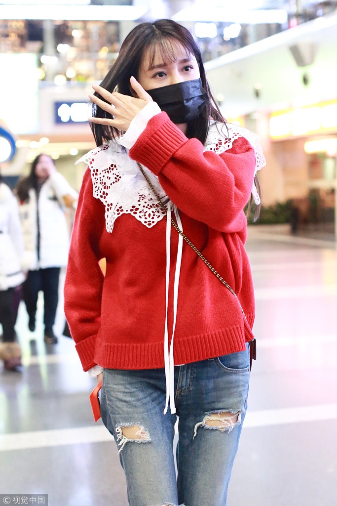 沈梦辰红毛衣带蕾丝飘带显露少女心